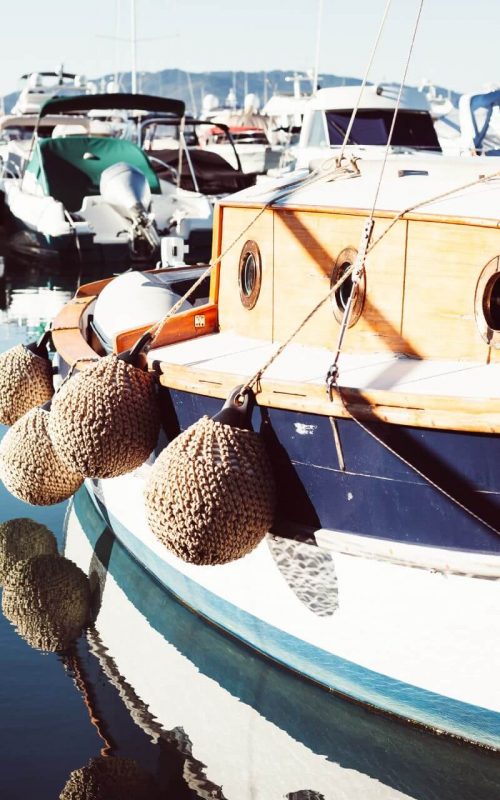 Petit bateau à cannes